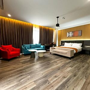 Deluxe King Suite